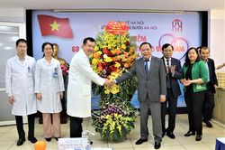 Phó Bí thư Thành ủy Nguyễn Văn Phong thăm, tặng quà Bệnh viện Ung Bướu Hà Nội
