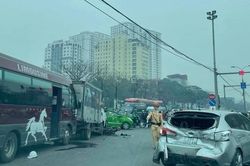 Tai nạn liên hoàn giữa 5 ô tô, xe máy trên phố Hà Nội