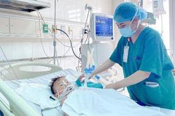Theo mẹ đi chăn trâu, bé 2 tuổi bị trâu húc chấn thương sọ não, hôn mê sâu
