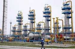 Giá xăng dầu ngày 25/2: Dầu thô tiếp đà tăng tốc