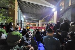 Hàng trăm phụ huynh trắng đêm xếp hàng mua hồ sơ vào lớp 1 cho con