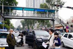 Người dân bất chấp nguy hiểm sang đường, lãng quên cầu bộ hành