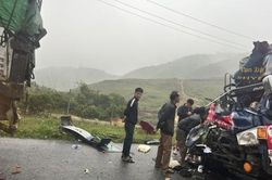 Chính trị - Xã hội Pháp luật - Cuộc sống Tông vào xe tải bên đường, hai anh em gặp nạn