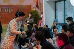 Chuyển đổi số, phụ huynh vẫn phải chầu chực xuyên đêm trước cổng Trường Marie Curie