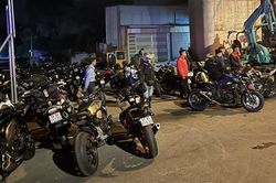 Hơn 100 mô tô phân khối lớn 'diễn' thành đoàn trong đường cấm