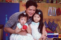 Bình Minh khoe ảnh thời trẻ bên 2 ái nữ, chia sẻ sắp bị con vượt chiều cao