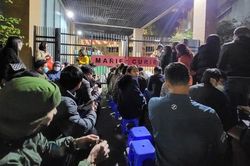 Lý giải bất ngờ chuyện phụ huynh xếp hàng mua hồ sơ vì không thể đăng ký online