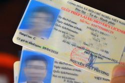 Bị thu bằng lái ô tô, dùng bằng của người khác bị xử lý thế nào?
