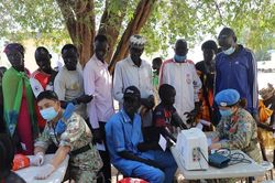 Trao tặng nhiều quà và thuốc men cho người dân tại Nam Sudan