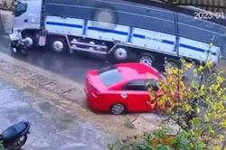 Clip: Xe tải tông ô tô con xoay 360 độ, lái xe máy chạy sau gặp họa lớn
