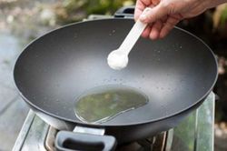 Bỏ thứ này vào chảo rán thịt, cá bạn sẽ thấy điều bất ngờ xảy ra
