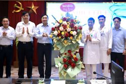 Bí thư Tỉnh ủy Trần Quốc Cường thăm, chúc mừng Trung tâm Y tế huyện Tuần Giáo