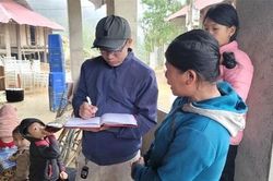 Bản nghèo 'cõng điện' giá cao