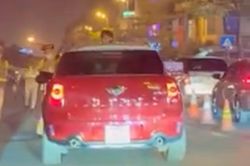 Tạm giữ tài xế Mini Cooper lao thẳng vào CSGT