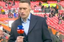 Phil Jones gây sốc khi dự trận chung kết Carabao Cup với tư cách… BLV