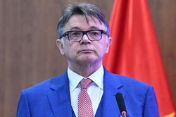 HLV Philippe Troussier diện trang phục trẻ trung, rạng ngời trong ngày nhậm chức HLV trưởng ĐT Việt Nam