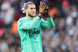 Loris Karius bị chế giễu vì dùng găng tay từ... Thế chiến thứ 2 ở trận thua MU