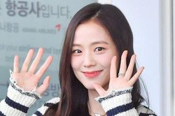 Jisoo Blackpink rạng rỡ ở sân bay trên đường tới tuần lễ thời trang Paris