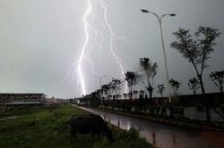 Thời tiết hôm nay (27-2): Miền Trung có mưa, khả năng xảy ra lốc, sét, mưa đá