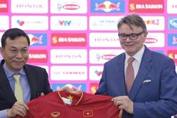 Ông Philippe Troussier chính thức làm HLV trưởng đội tuyển bóng đá Việt Nam