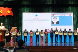 Đà Nẵng trao giải thưởng 'Tỏa sáng Blouse trắng' tri ân nhân viên y tế