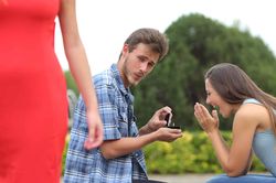 Giải mã bất ngờ khi chồng bạn lén nhìn 'gái xinh'