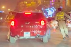 'Né' kiểm tra nồng độ cồn, tài xế hất CSGT lên nắp capo để bỏ chạy