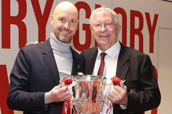 Sir Alex vỗ tay không ngớt, nâng cúp cùng HLV Erik Ten Hag