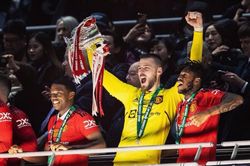 MU ẵm Carabao Cup, De Gea đi vào lịch sử