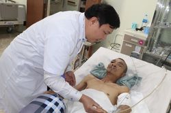 Người đàn ông bị đứt lìa cánh tay sau khi ngã từ giàn giáo