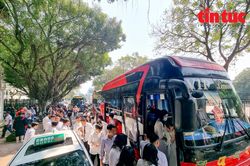 Xe chở khách đến tham quan Văn Miếu dừng đỗ gây ách tắc giao thông