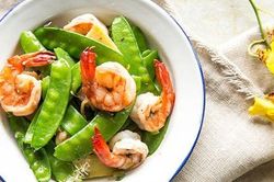 Thực đơn cơm chiều: Đậu Hà Lan xào tôm, gà rán giòn cay, canh cải xoong
