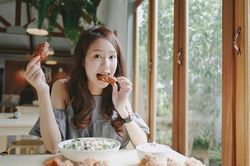 Những thói quen gây hại sau bữa ăn mà nhiều người thường mắc phải