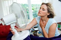 Cảnh báo: Mở quạt máy ngay khi người đổ mồ hôi khiến mạch máu co đột ngột, đột quỵ kéo đến nhanh chóng