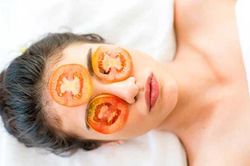 Chỉ với 3 phút mỗi ngày sử dụng cà chua theo cách này đảm bảo da bạn sẽ đẹp láng mịn trông thấy