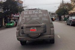 Thanh niên viết dòng than thở tình trạng 'ế thâm niên' lên ô tô, dân mạng vừa nhìn lập tức tìm ra lý do