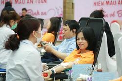 Gần 300 đơn vị máu được các thầy thuốc hiến tặng tại Lễ phát động chương trình 'Blouse trắng - trái tim hồng'