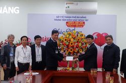 Thăm, chúc mừng các đơn vị y tế nhân ngày Thầy thuốc Việt Nam