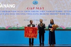 Trao giải thưởng 'Tỏa sáng Blouse trắng' cho 39 y bác sĩ, cán bộ, nhân viên y tế