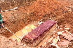Phát hiện cỗ quan tài cổ nặng nửa tấn khi đào móng nhà