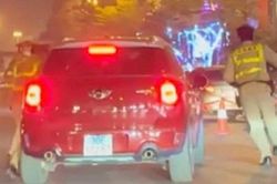 Bị kiểm tra nồng độ cồn, tài xế bỏ chạy, hất cảnh sát giao thông lên nóc capo