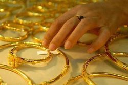 Giá vàng tăng trở lại sau khi chạm 'đáy' 9 tuần
