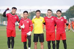 Thủ môn Bùi Tiến Dũng tích cực 'luyện công' để cạnh tranh với Patrik Lê Giang