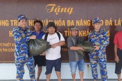 Vùng 4 Hải quân hỗ trợ lương thực, thực phẩm, nước ngọt cho ngư dân