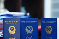 Cận cảnh mẫu hộ chiếu gắn chíp được cấp từ 1-3