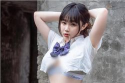 Ngượng đỏ mặt hot girl diện đồ nữ sinh ngắn cũn lộ nội y