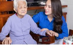 Hoa hậu Mai Phương tri ân các liệt sĩ, thăm hỏi bà mẹ Việt Nam anh hùng