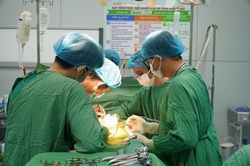 Phẫu thuật xuyên đêm cứu sống người bệnh