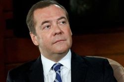 Ông Medvedev: Việc cung cấp vũ khí cho Ukraine đe dọa thảm họa hạt nhân toàn cầu