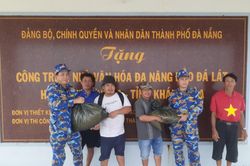 Vùng 4 Hải quân hỗ trợ lương thực, thực phẩm, nước ngọt cho ngư dân ở Trường Sa